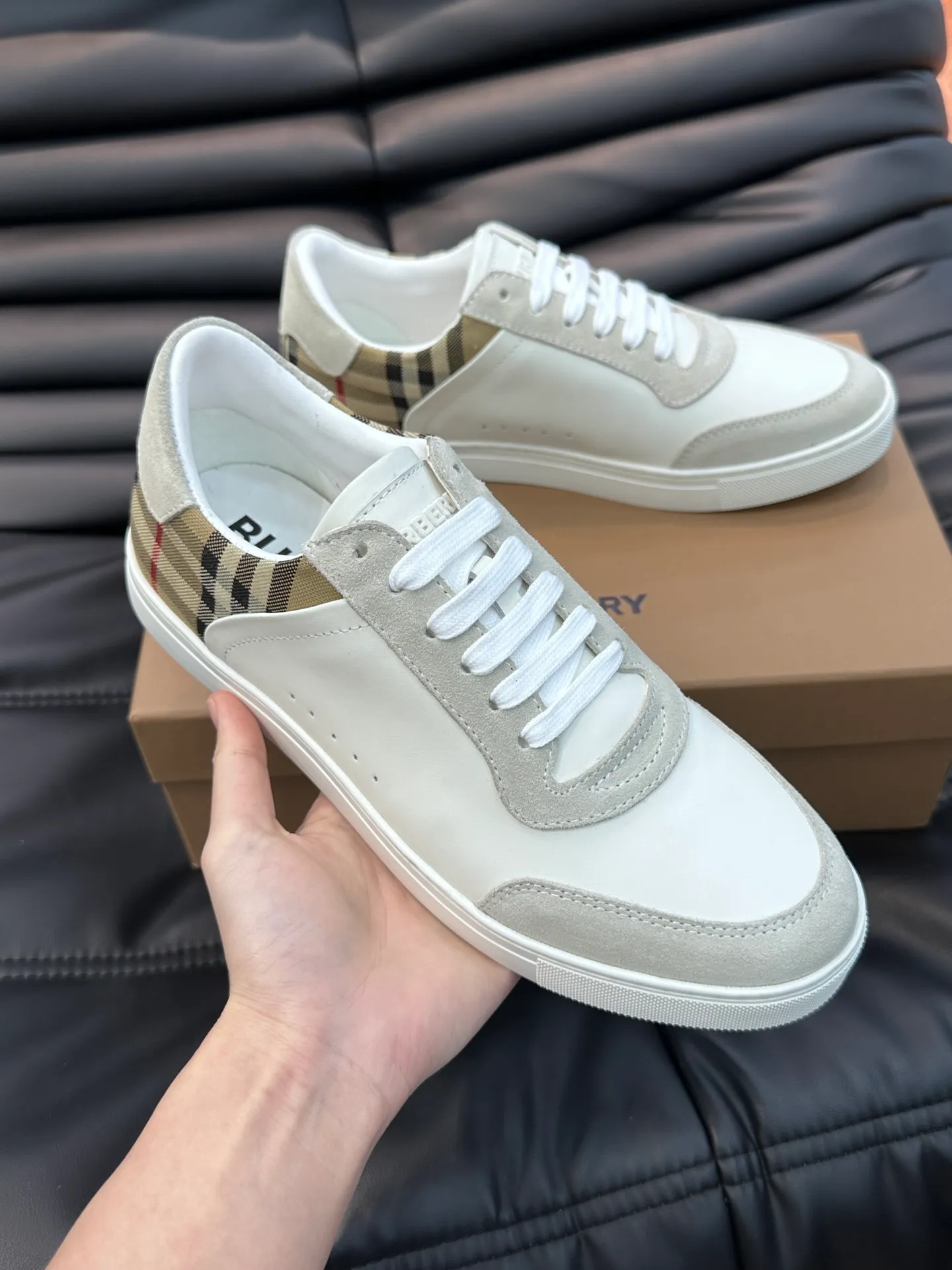 Men's shoes 💰p380 Men's classic low-top sneakers from "burberr*" are reinterpreted with Vintage retro plaid cotton and cowhide materials, and are decorated with a new brand logo. First-layer sheepskin lining, embossed Burberry lettering logo on the heel, T men's shoes 💰pU original outsole! Size: 38-44 (45 46 customized)